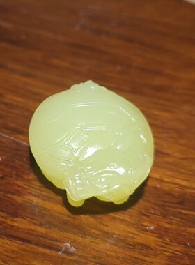 YQ031520 21.3克，和田玉若羌鸡油黄黄口玉龙龟挂坠 新疆的猫