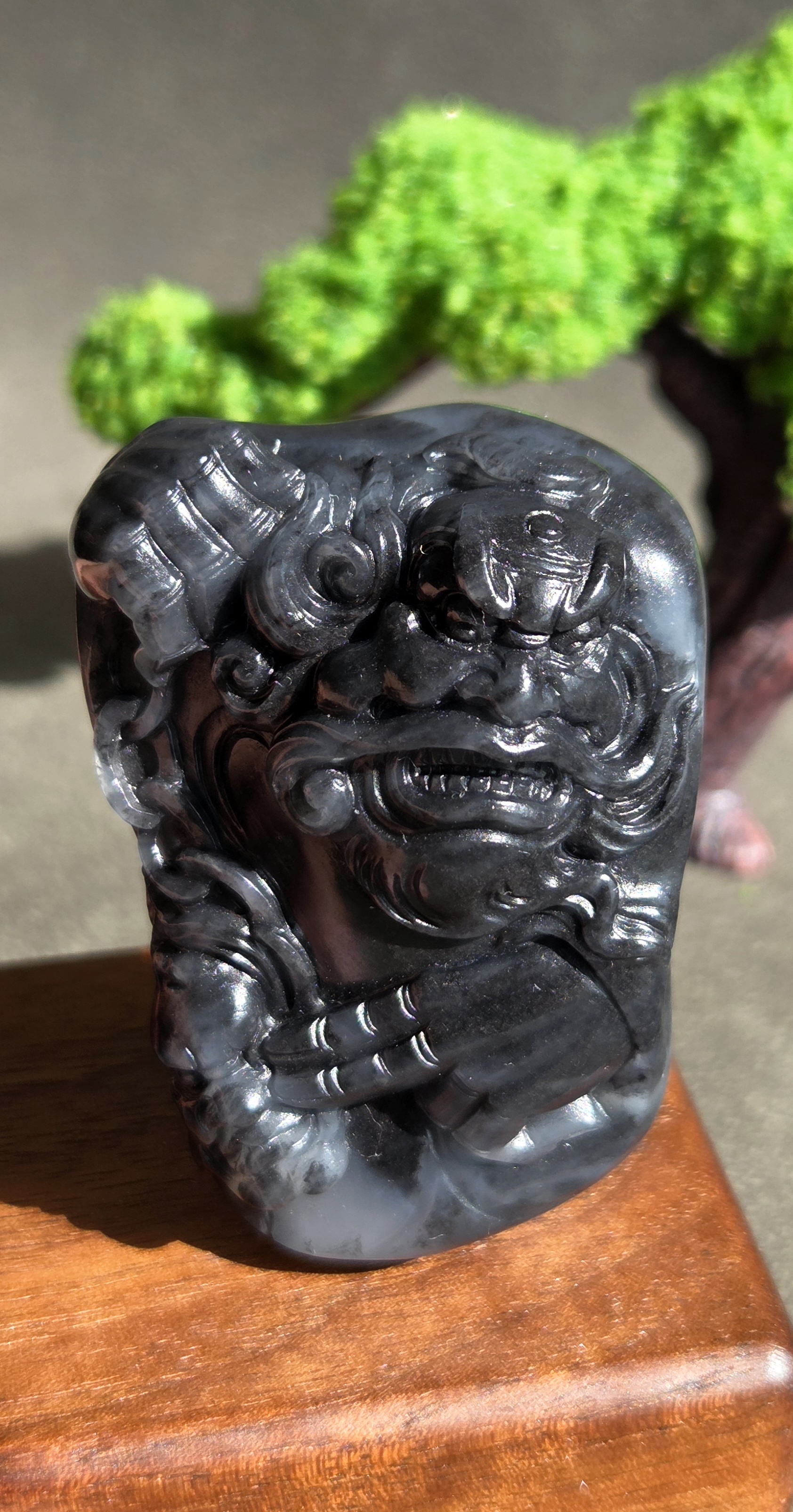 新疆的猫W102505 57.29克,如漆墨底聚白肉!墨玉籽料钟馗镇鬼