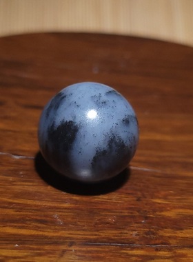 YQ011906 新疆的猫16.6克22mm黑白分明和田玉青花籽山水意境圆珠