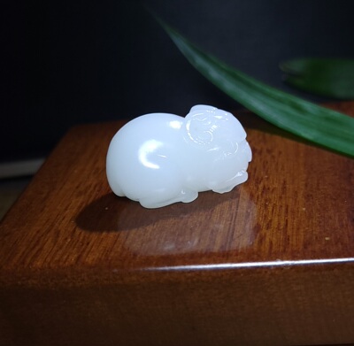 Z041001新疆的猫16.6克顶细极白糯黑山羊脂玉苏工羊羊如意和田玉