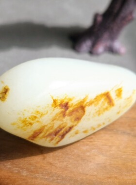 新疆的猫W100704 66.91克高端鲜艳红皮自成风景！白玉籽料手把籽