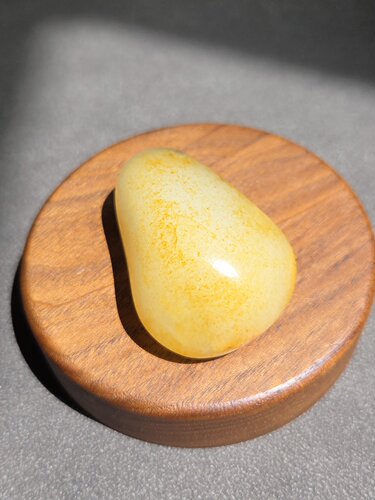 G042501 新疆的猫·50.7克绝美顶细满洒金皮靓色黄白玩籽和田玉
