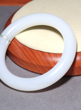 L032406 新疆的猫64.1克内径57.5mm肉质细腻黑皮俄料羊脂白玉手镯