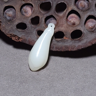 L012702 新疆的猫7.2克脂粉浓郁的青海野牛沟羊脂白玉兰花和田玉