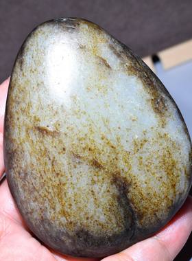 新疆的猫113.0克，一把抓褐油皮细肉青白把件籽CD33