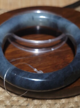 YQ030307新疆的猫69.2克内径57mm墨点浓郁肉质细腻的青花籽料手镯