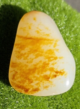 新疆的猫W120901 8.28克，整面红皮超艳如画好型白玉锁骨坠玩籽