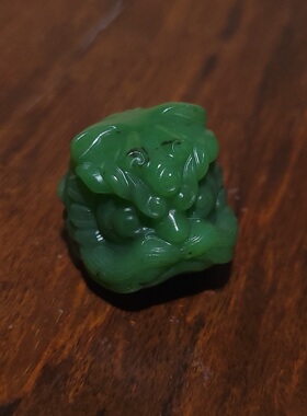 YQ031404新疆的猫22.4克肉质细腻温润阳绿色俄碧玉醒狮把件挂件