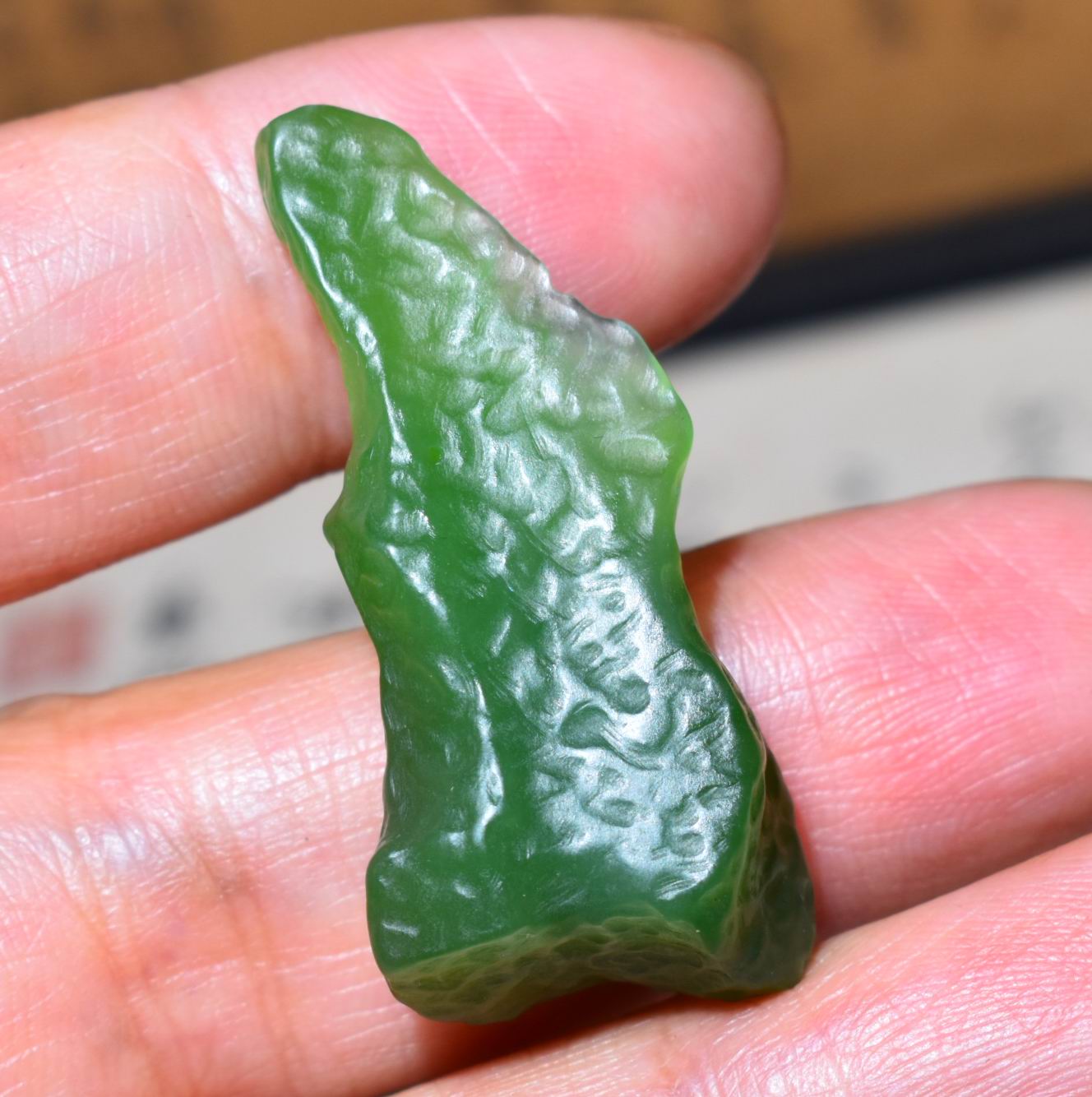 新疆的猫JJ102403  6.0克抛老光色调靓丽的阳绿色碧玉随型挂坠