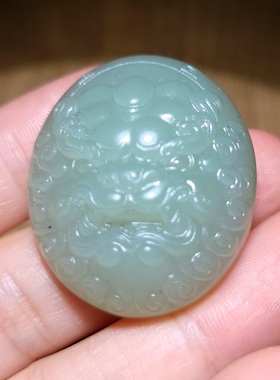 zg010804 新疆的猫22.2克，超级油润的青白籽料兽面雕件和田玉