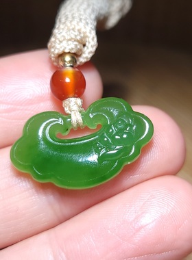 新疆的猫zg111401 4.8克含绳玉色纯美的俄碧玉阳绿色如意锁挂坠