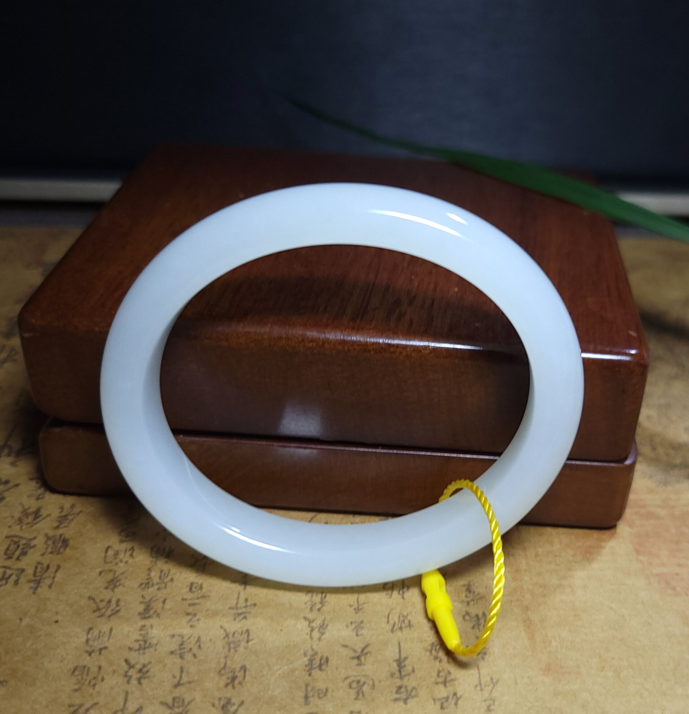 Z033101 新疆的猫41.2克R54高油份细润洁净俄料羊脂白玉贵妃手镯