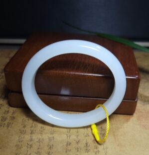 Z033101 猫41.2克R54高油份细润洁净俄料羊脂白玉贵妃手镯 新疆