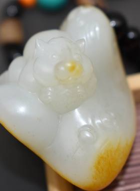 新疆羊脂白玉松鼠手把件