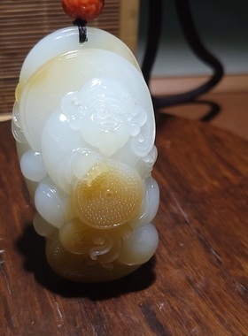 新疆的猫YQ092404 84.2克油性高糖色艳丽的且末糖白玉财神把件