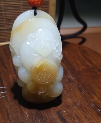 新疆的猫YQ092404 84.2克油性高糖色艳丽的且末糖白玉财神把件