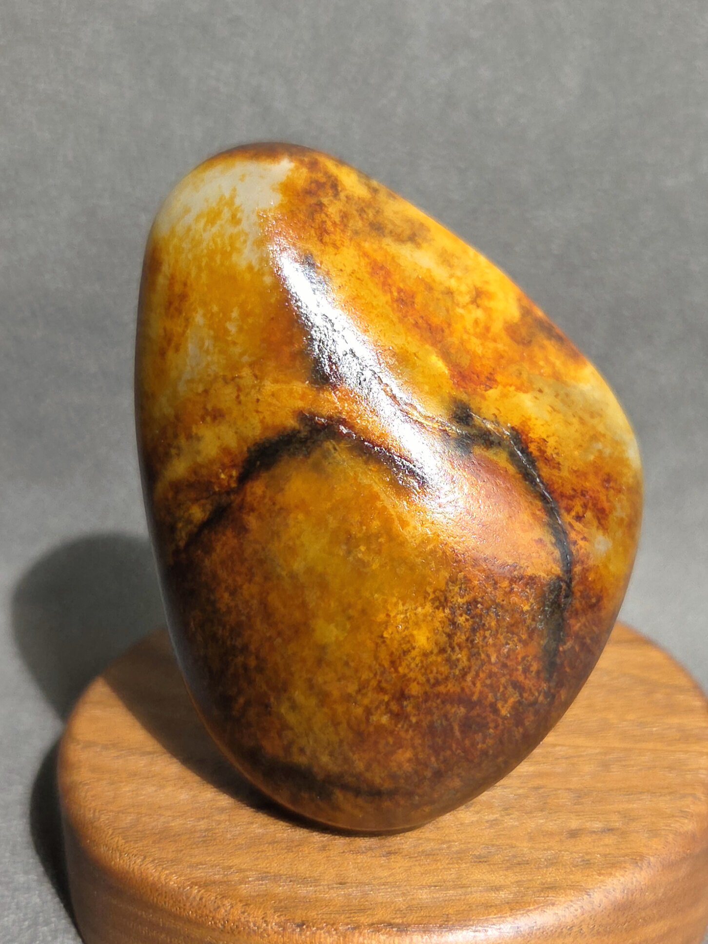 G030703新疆的猫155.0克天然老道韵味通体沁红皮白玉籽和田玉