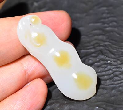 JJ021003新疆的猫9.5克凝润超白且末糖羊脂白玉苏工多子多福挂件