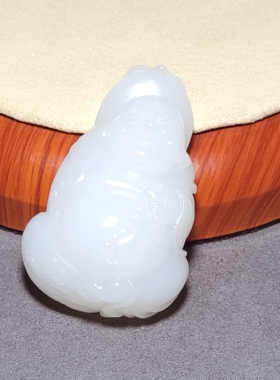 L032602 新疆的猫47.3克白度浓郁三高黑皮俄料羊脂白玉弥勒佛雕件