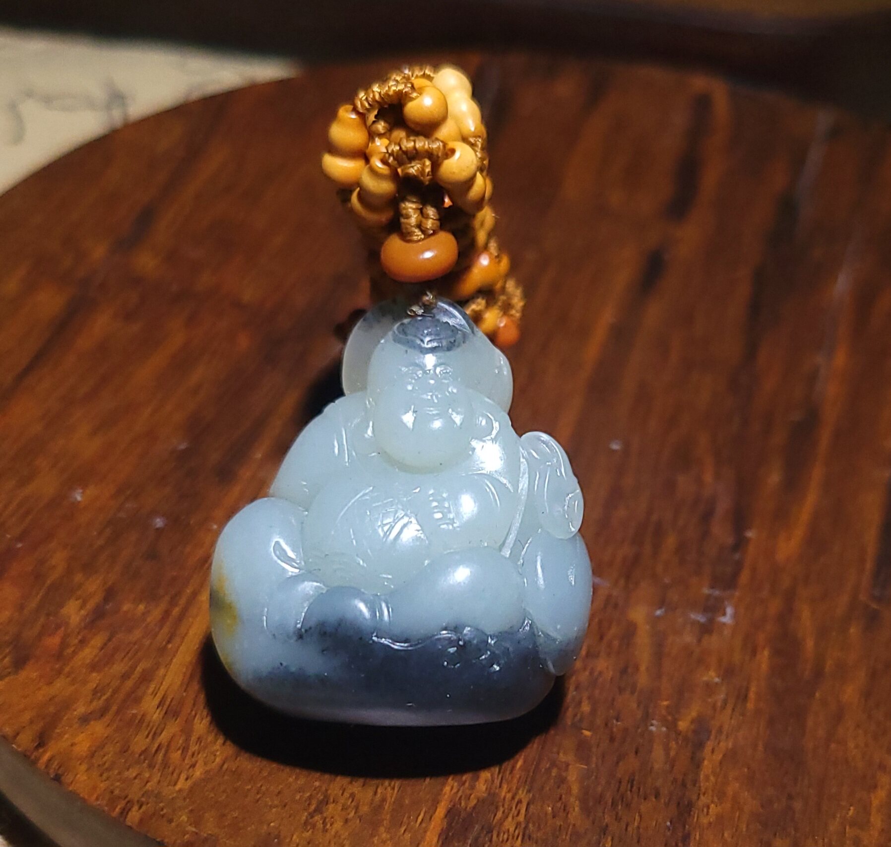 YQ112505 25.5克（含绳），挂黄皮黑白分明的点墨青花籽料佛雕件