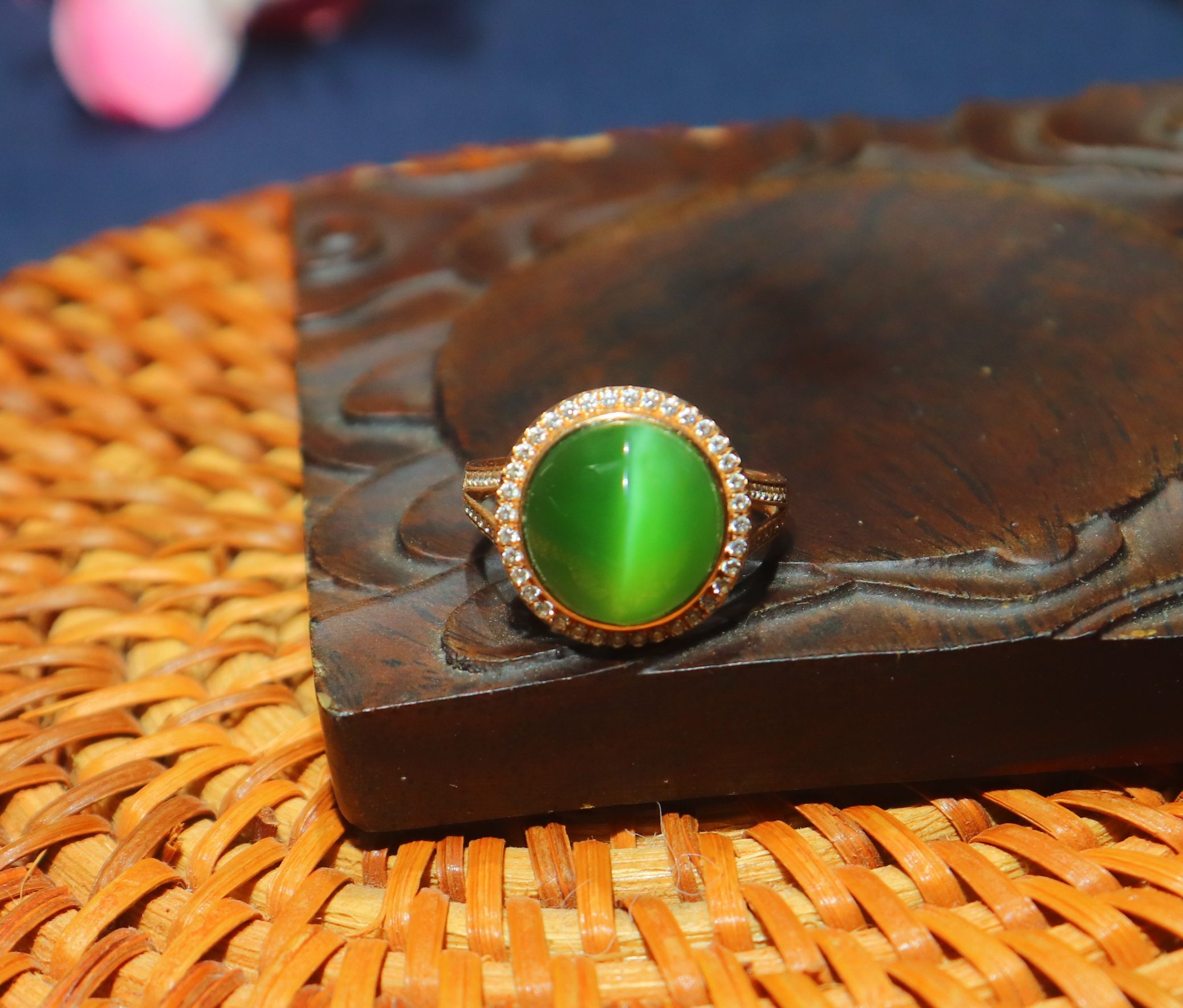 2克内径17mm猫眼灵动款式精美18k金镶碧玉戒指