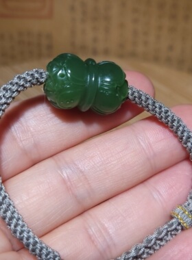 zg032501 新疆的猫8.4克含绳苍翠天然飘花特色碧玉并蒂莲精编手链