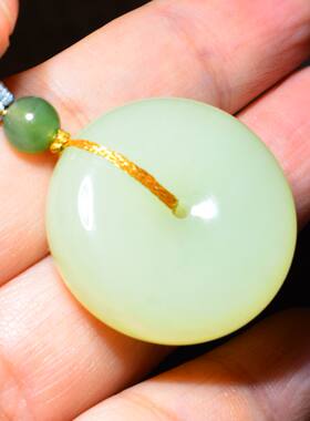 JJ011902新疆的猫17.0克含绳高油细润且末老料黄口玉平安扣