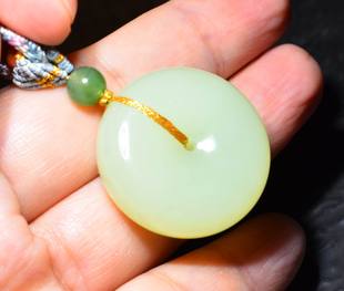 JJ011902新疆的猫17.0克含绳高油细润且末老料黄口玉平安扣