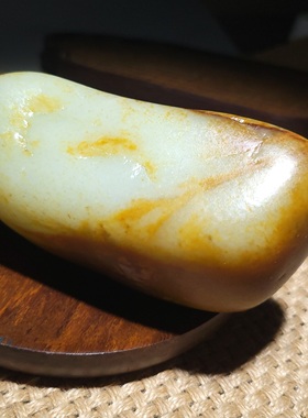 YQ113005  483.0克，老熟挂老结艳红皮的白玉大把件籽 新疆的猫