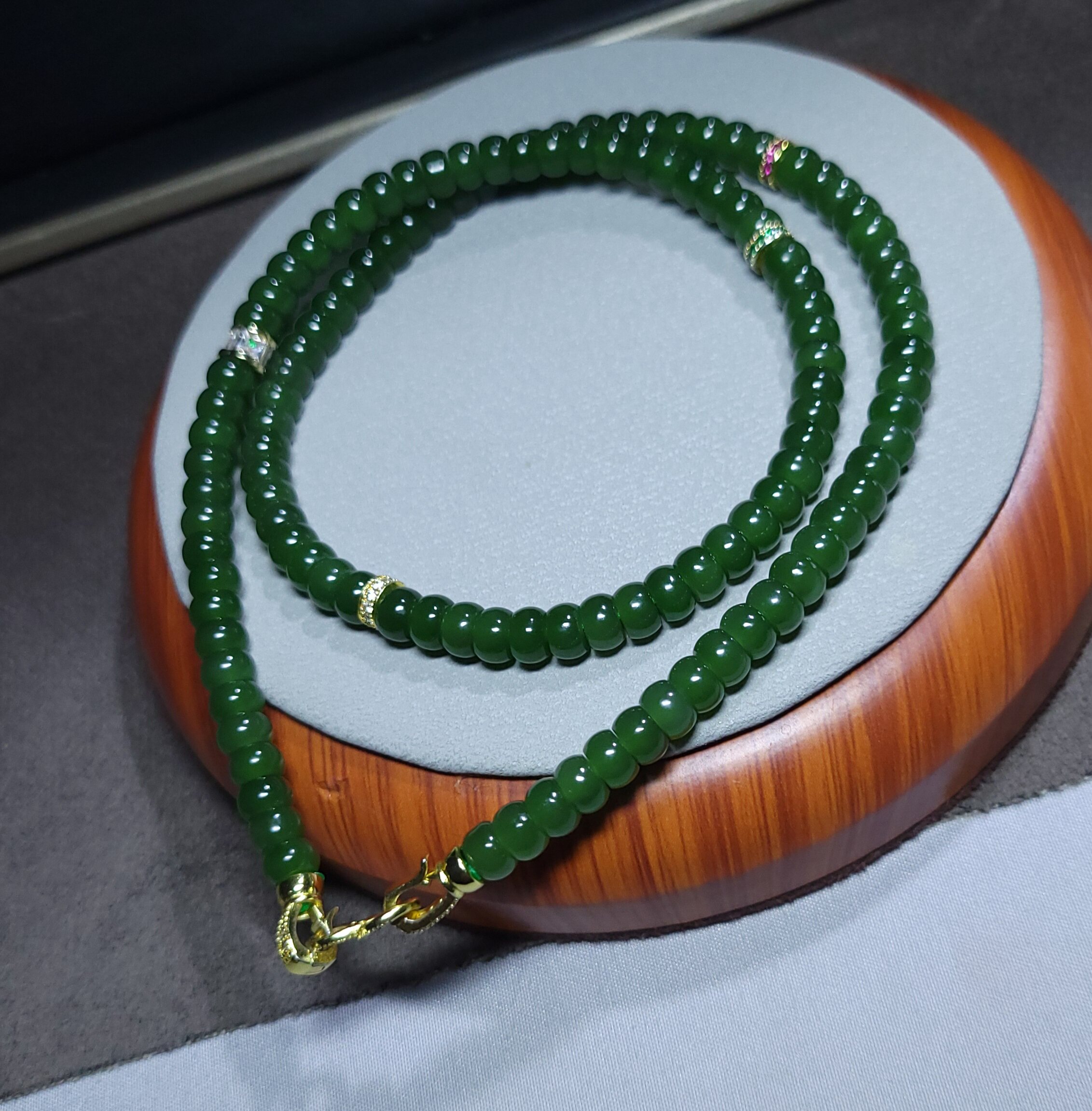 新疆的猫Z121205 35.9克高冰特细油亮净美冰绿色碧玉算盘珠长项链