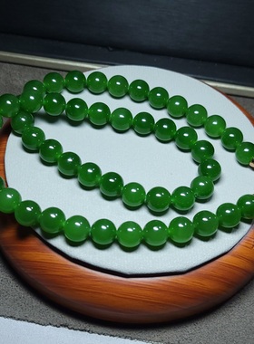 Z010902 新疆的猫71.0克R10质细冒油阳绿色老料碧玉项链和田玉