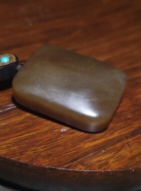 YQ030108  33.2克（含绳）和田玉且末老红糖玉面包牌  新疆的猫