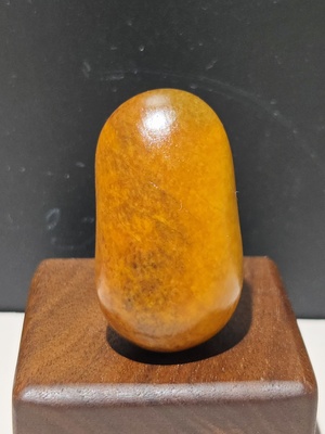 新疆的猫G121204 30.3克，43/25/16mm，浓淡渐变效果的黄沁挂坠籽