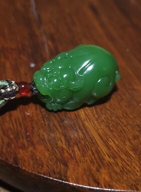 YQ032004新疆的猫13.2克肉质特别细腻的和田玉阳绿碧玉貔貅雕件