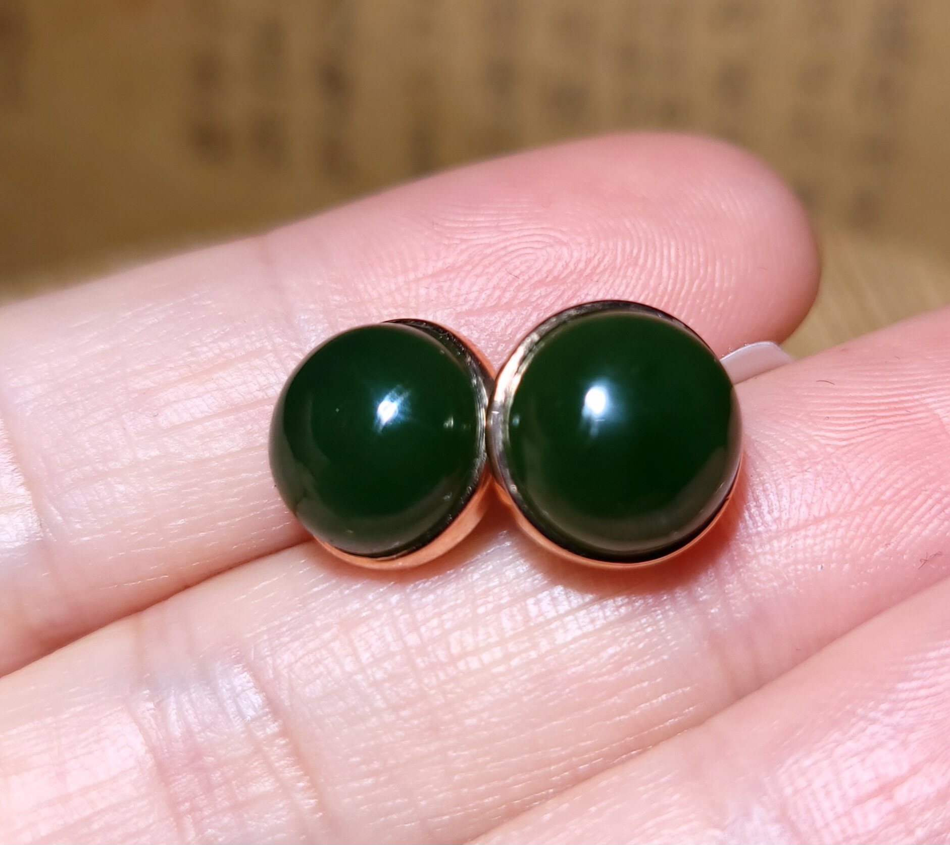 zg030503 新疆的猫3.2克浓艳菠菜绿俄料碧玉18k金镶嵌圆蛋面耳钉