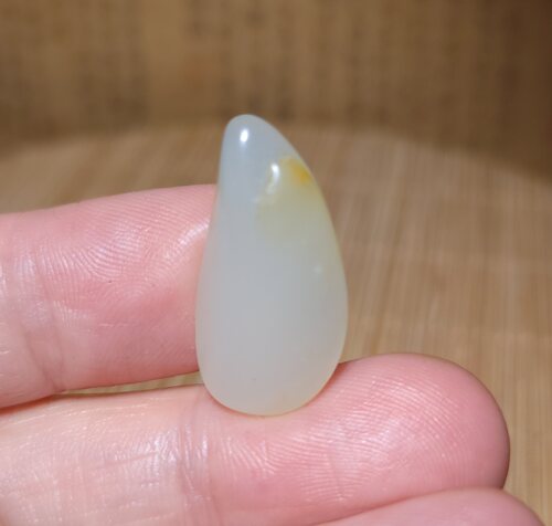zg040906 新疆的猫2.9克，油润细腻的水滴型白玉籽