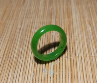 新疆的猫zg120204 2.7克，内径18mm油糯醇美苹果绿老料碧玉指环