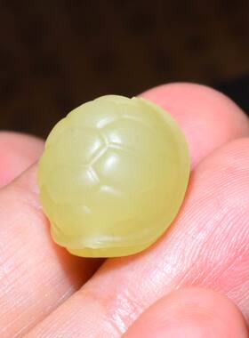 JJ032605新疆的猫3.9克油润细腻的且末黄口龟甲（富甲天下）雕件