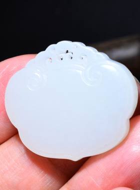 新疆的猫JJ121819    9.3克，细腻老坑俄料羊脂白玉如意锁