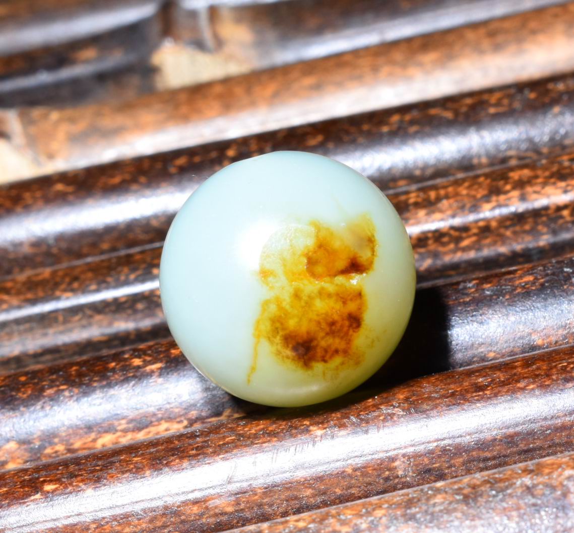 新疆的猫16mm，6.6克挂红褐皮特油润高青白玉籽料圆珠SBH147