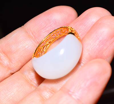 新疆的猫JJ101105 5.2克，油糯高端俄料羊脂白玉面包戒