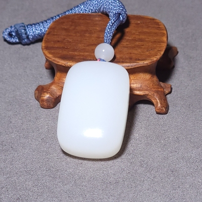 新疆的猫L122905 17.7克，脂粉浓郁的青海野牛沟羊脂白玉平安牌