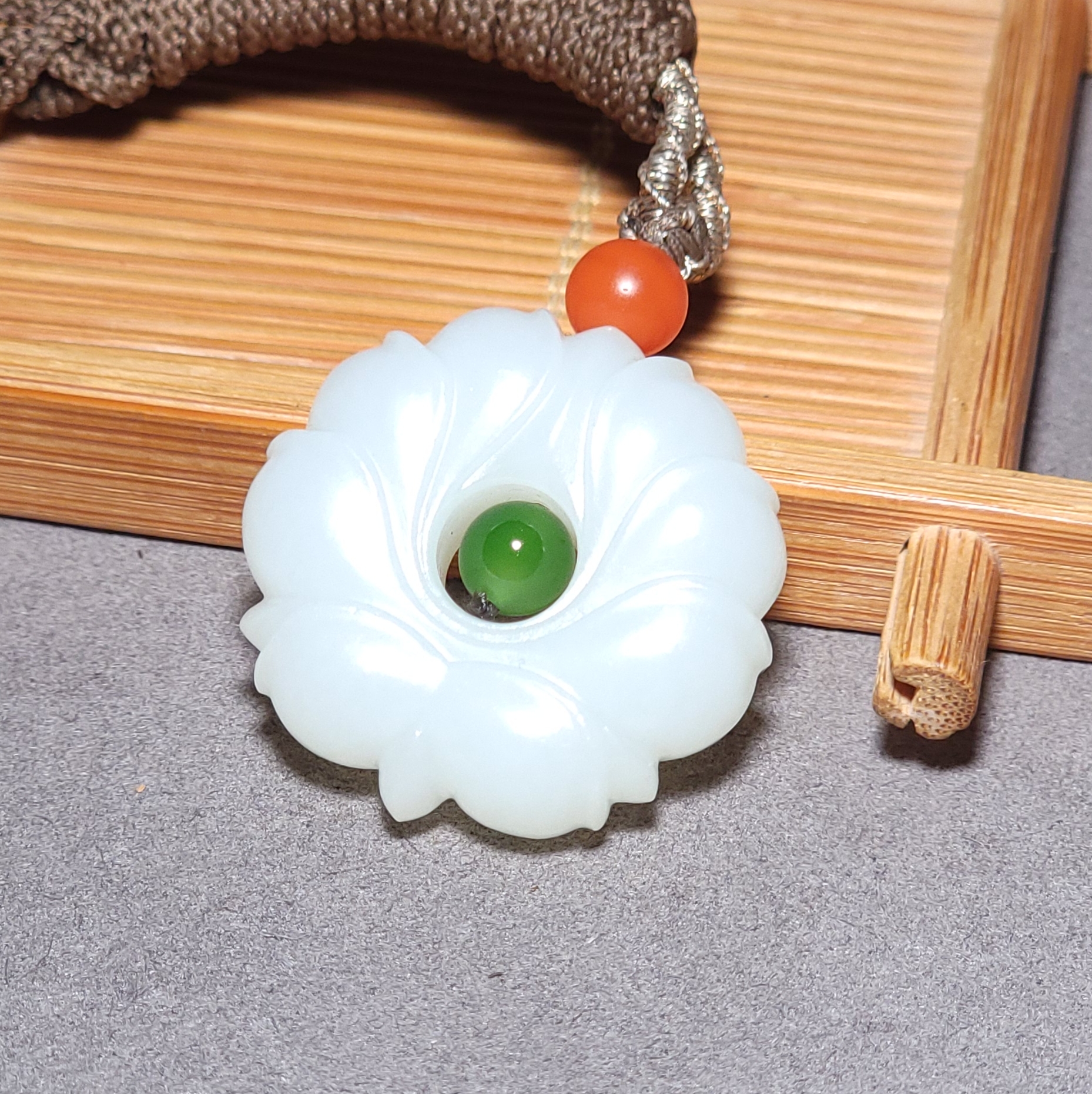 L120804 16.4克，质细腻白度浓郁的老坑俄料三高羊脂白玉莲花挂坠