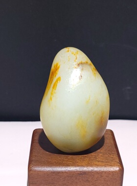 C032503新疆的猫73.4克明亮洒金皮微飘翠色的白玉籽料