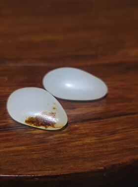 YQ012702 新疆的猫1.5克+1.9克水滴型带皮色和田玉羊脂玉籽耳坠