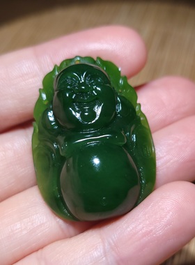 新疆的猫zg112401 16.5克，精品冰底油绿的老坑菠菜绿碧玉佛挂坠