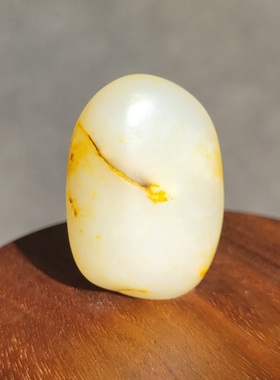 新疆的猫C121804 18.6克两道草叶纹沁美艳感十足的黄白种白玉籽