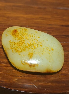 YQ032203   23.9克高脂粉高油糯性和田玉黄白老熟的玩籽 新疆的猫