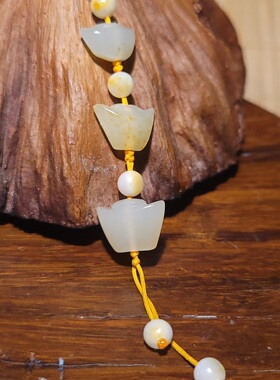 YQ013007 新疆的猫3.0克玉性老熟和田玉洒金皮白玉籽元宝挂坠