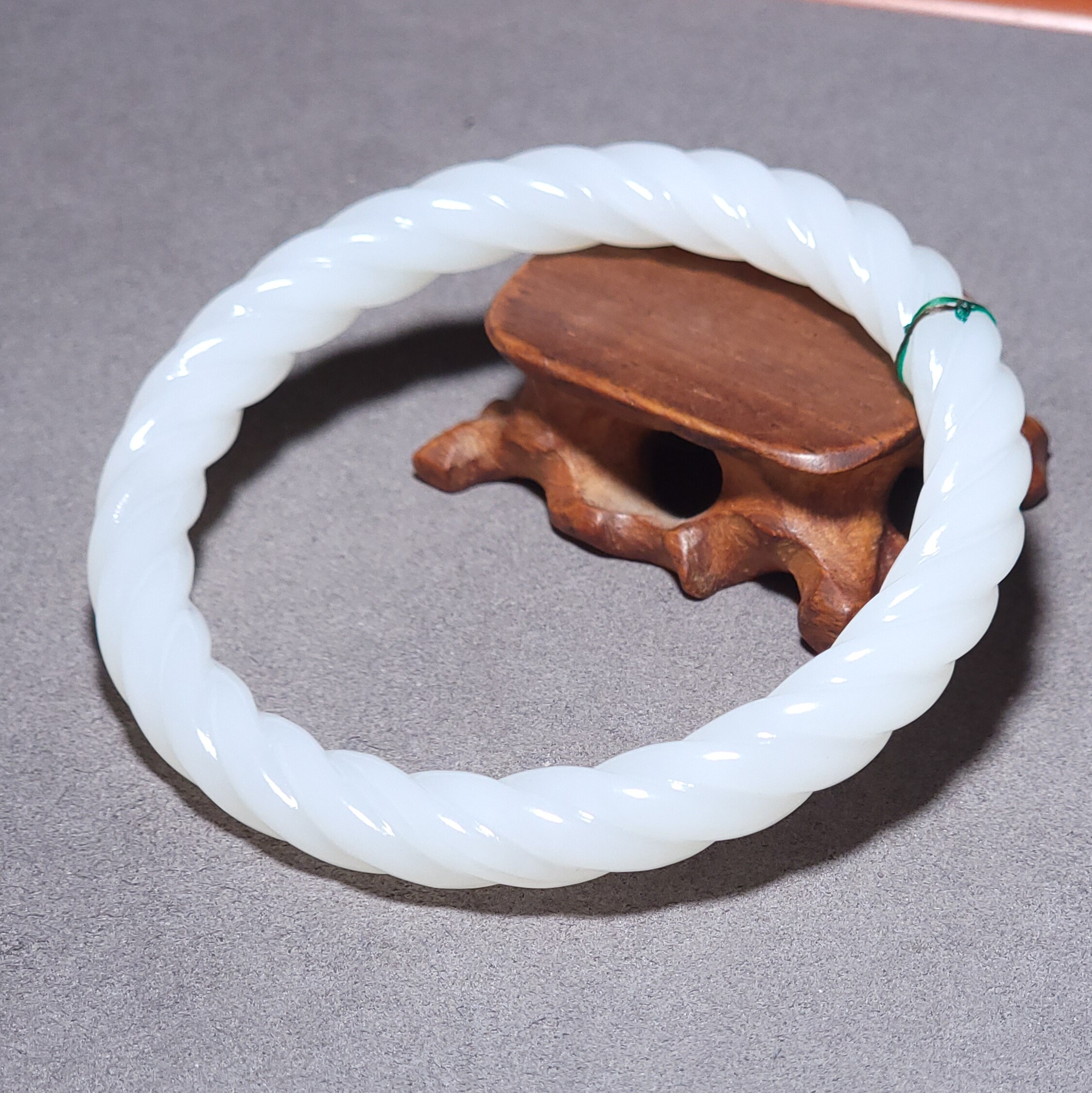 L031706 新疆的猫30.5克内径57mm青海野牛沟三高羊脂白玉麻花手镯